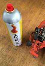 Feuerlöschspray bereitstellen 